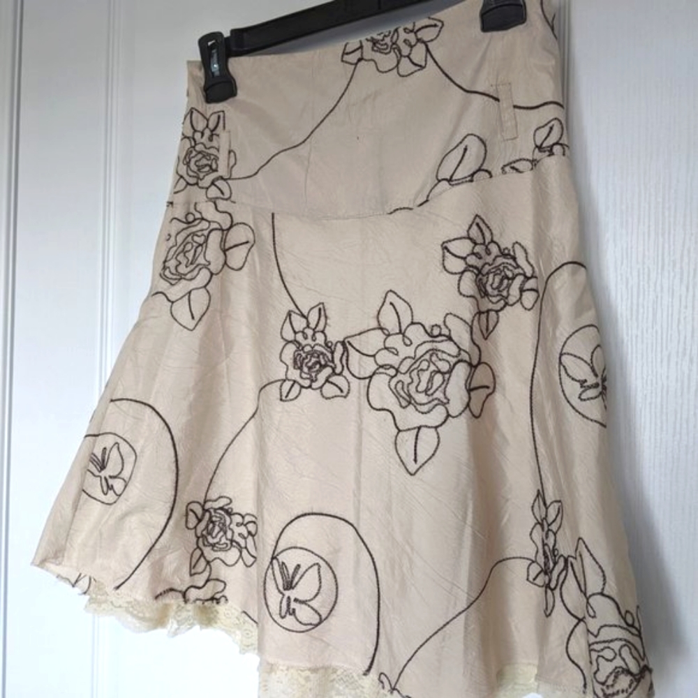 3/$15✨Host Pick✨High waisted Embroidered Skirt - Picture 2 of 5